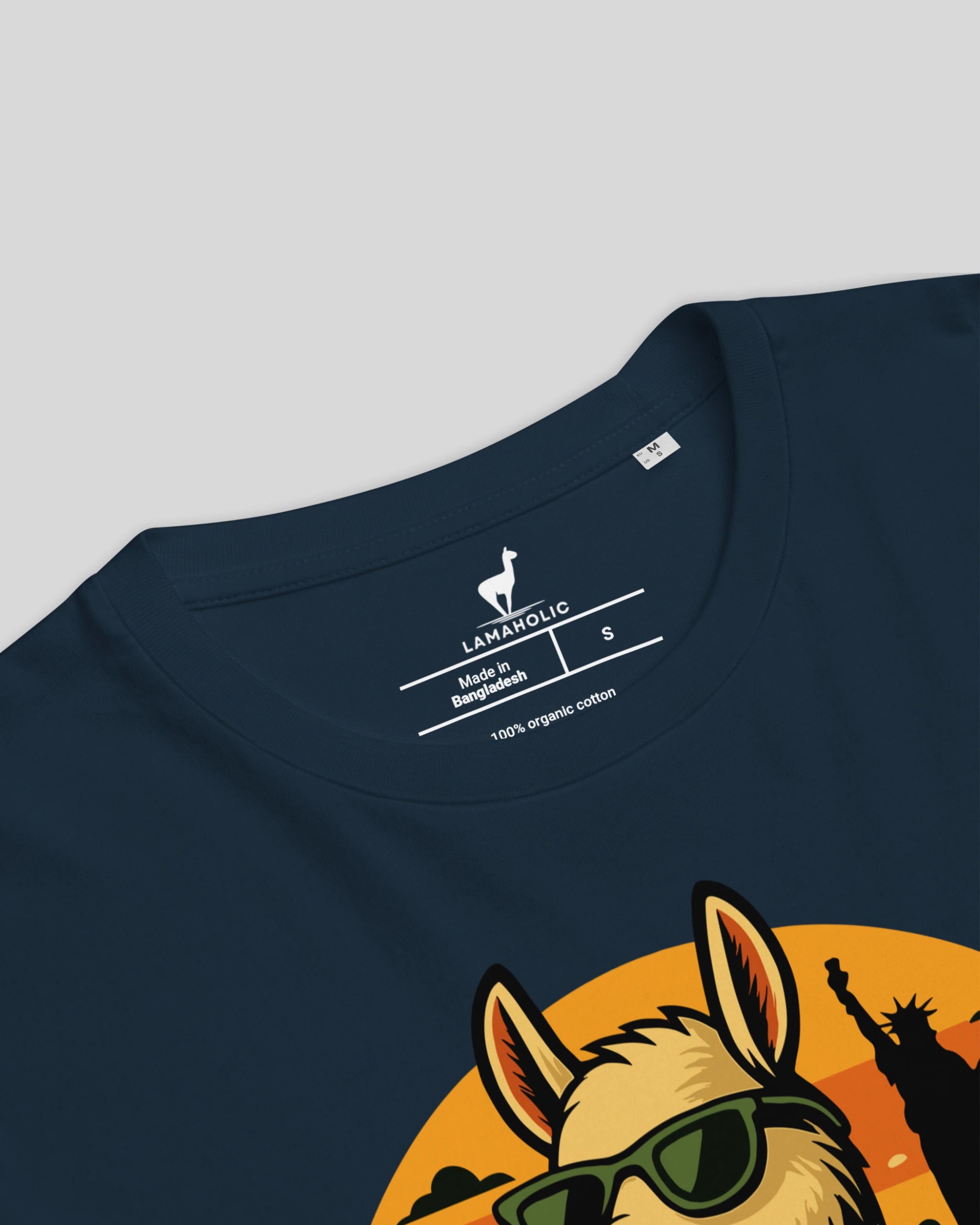 Detailaufnahme des Nackenlabels vom Lamerica T-Shirt in French Navy. Zeigt die einzigartiges Design und das Markenlogo.