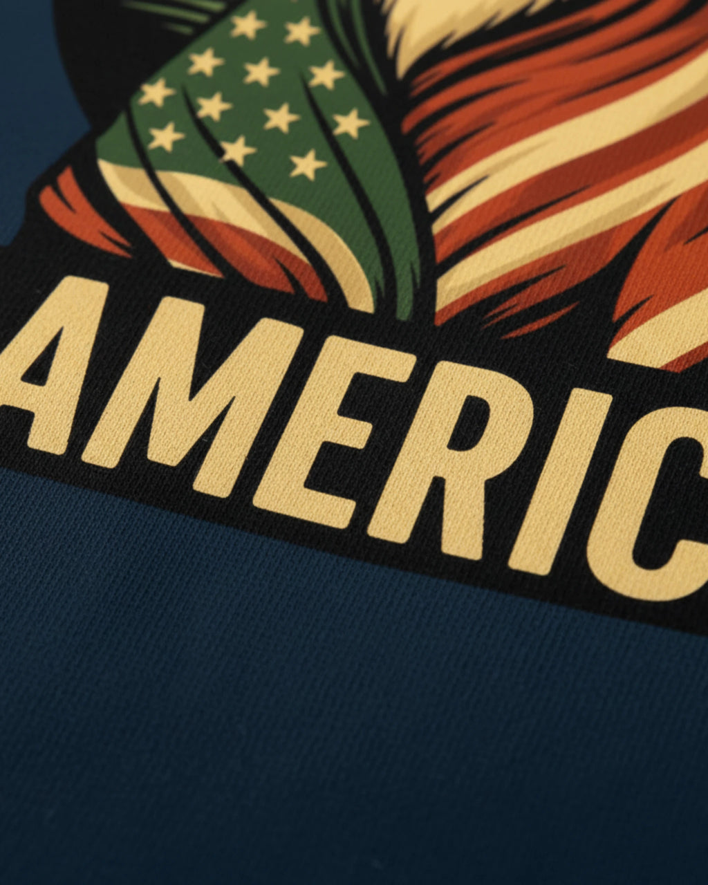 Nahaufnahme des Lamerica T-Shirt-Stoffs in French Navy. Betont die saubere Verarbeitung und die Textur der Bio-Baumwolle.