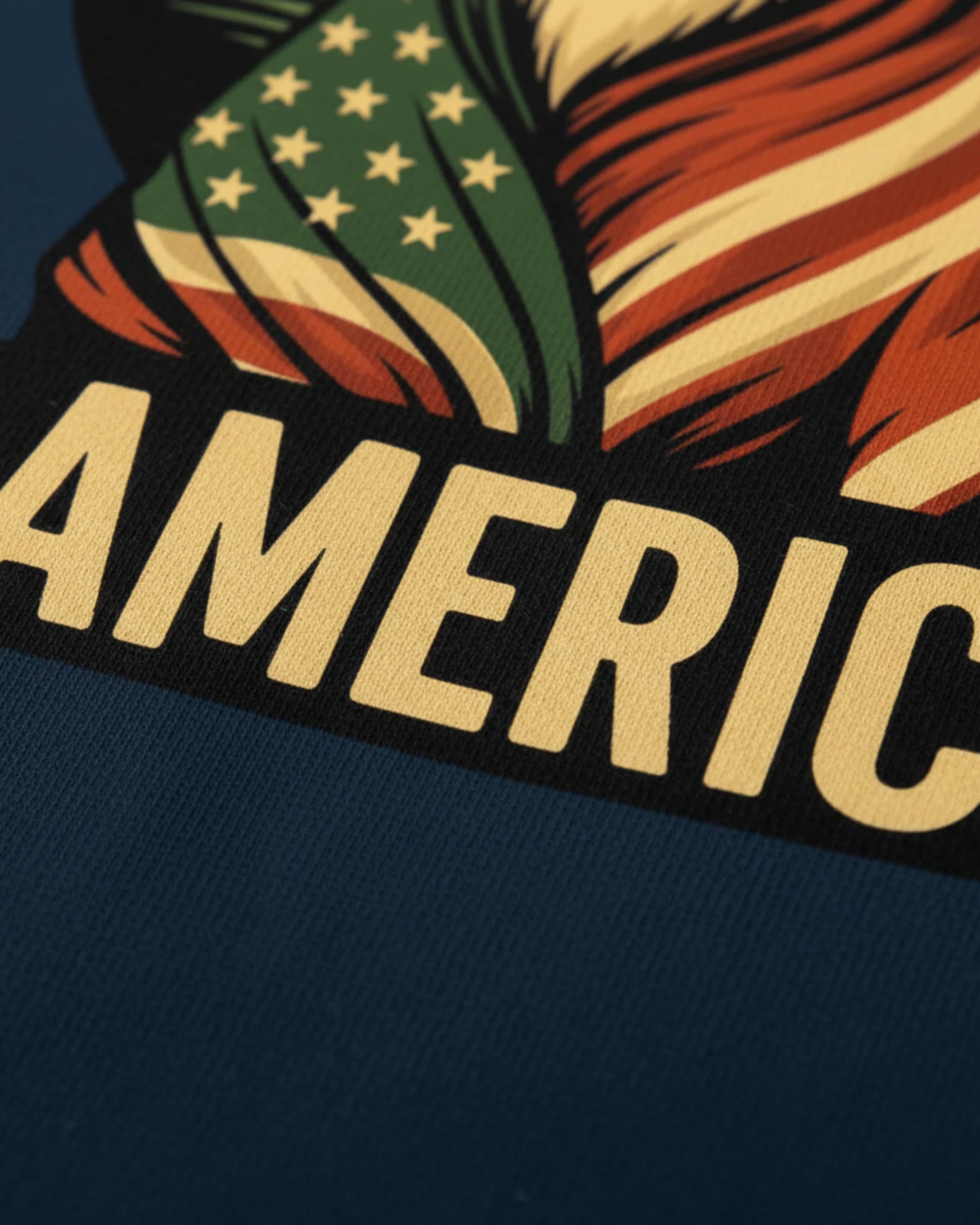 Nahaufnahme des Lamerica T-Shirt-Stoffs in French Navy. Betont die saubere Verarbeitung und die Textur der Bio-Baumwolle.