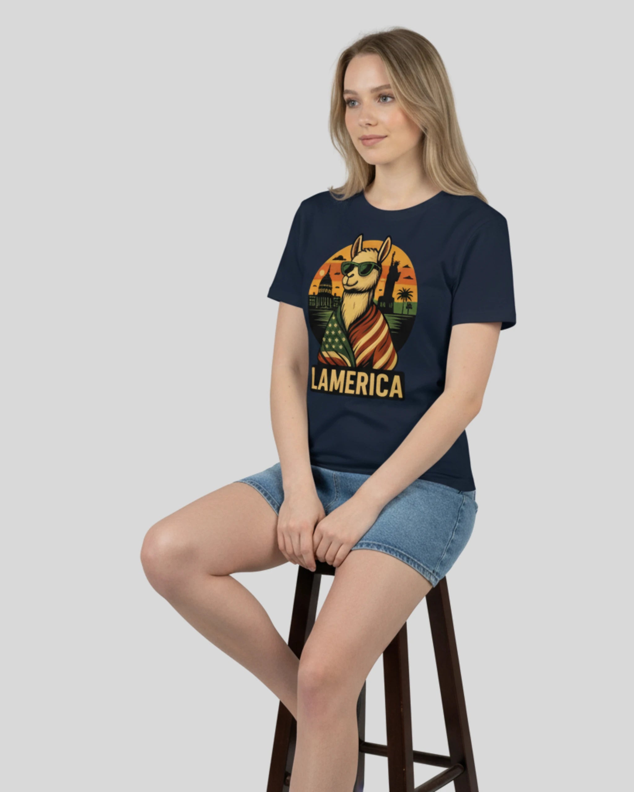 Vorderansicht des Lamerica T-Shirts in French Navy für Damen. Ein lässiges Damen-Outfit aus Bio-Baumwolle, das Freiheit und Stil vereint.