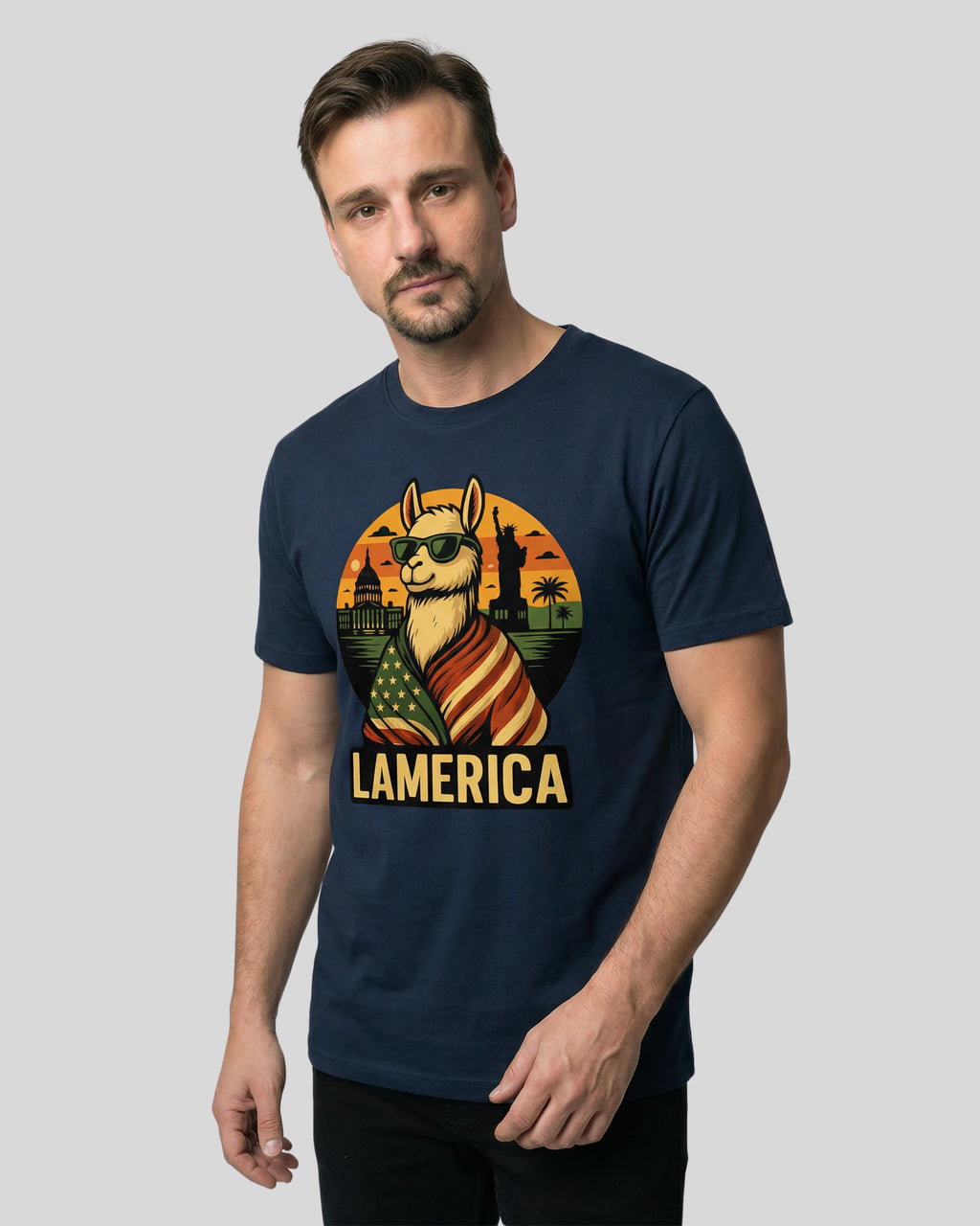 Frontansicht des Lamerica T-Shirts in French Navy für Herren. Ein Geschenk für USA-Fans aus Bio-Baumwolle für einen selbstbewussten Auftritt.