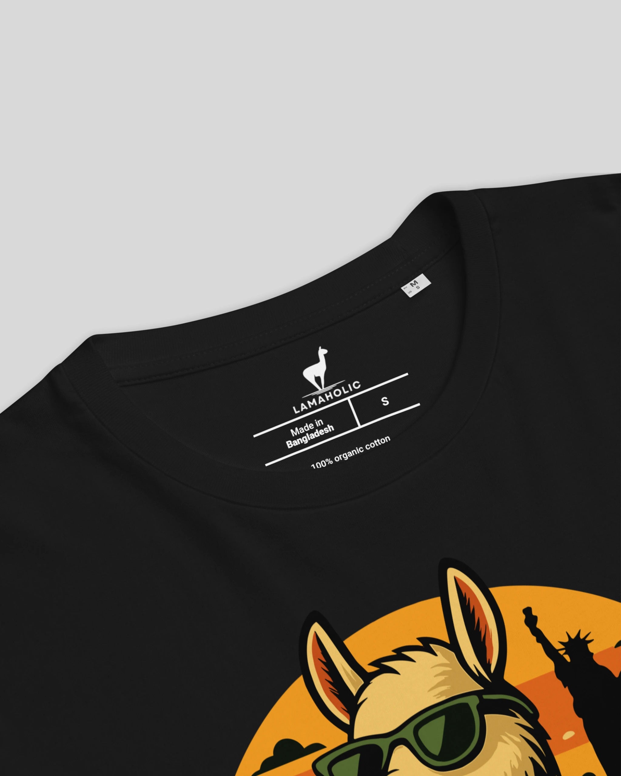 Detailaufnahme des Nackenlabels vom Lamerica T-Shirt in Schwarz. Zeigt die feine Stoffqualität und das Markenlogo.