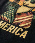 Nahaufnahme des Lamerica T-Shirt-Stoffs in Schwarz. Betont die saubere Verarbeitung und die Textur der Bio-Baumwolle.