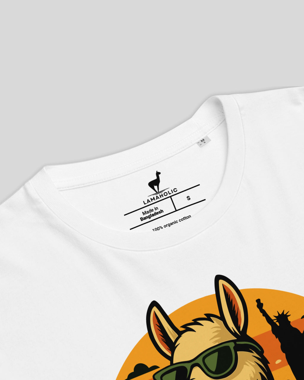 Detailaufnahme des Nackenlabels vom Lamerica T-Shirt in Weiß. Zeigt die langlebige Bio-Baumwolle und das Markenlogo.