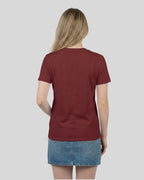 Rückansicht des Lamerica T-Shirts in Burgundi für Damen. Eine tolle Geschenkidee für sie, die das einzigartige Design auf dem Rücken zeigt.