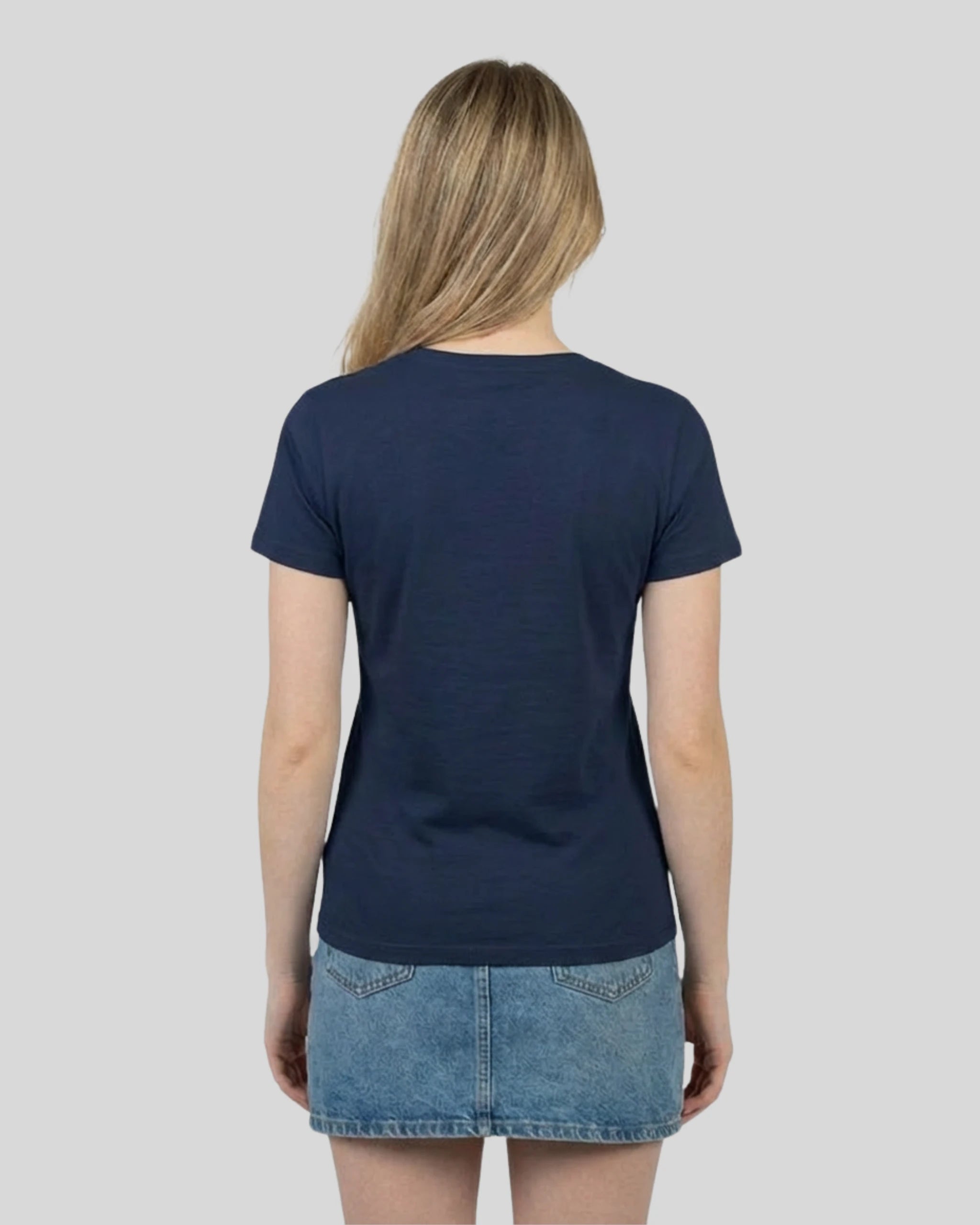 Rückansicht des Lamerica T-Shirts in French Navy für Damen. Ein Statement-Shirt für Damen, das das einzigartige Design auf dem Rücken zeigt.