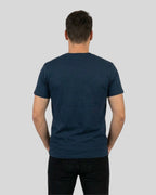 Rückansicht des Lamerica T-Shirts in French Navy für Herren. Ein cooler Streetwear-Look, der den lässigen und ironischen Stil unterstreicht.