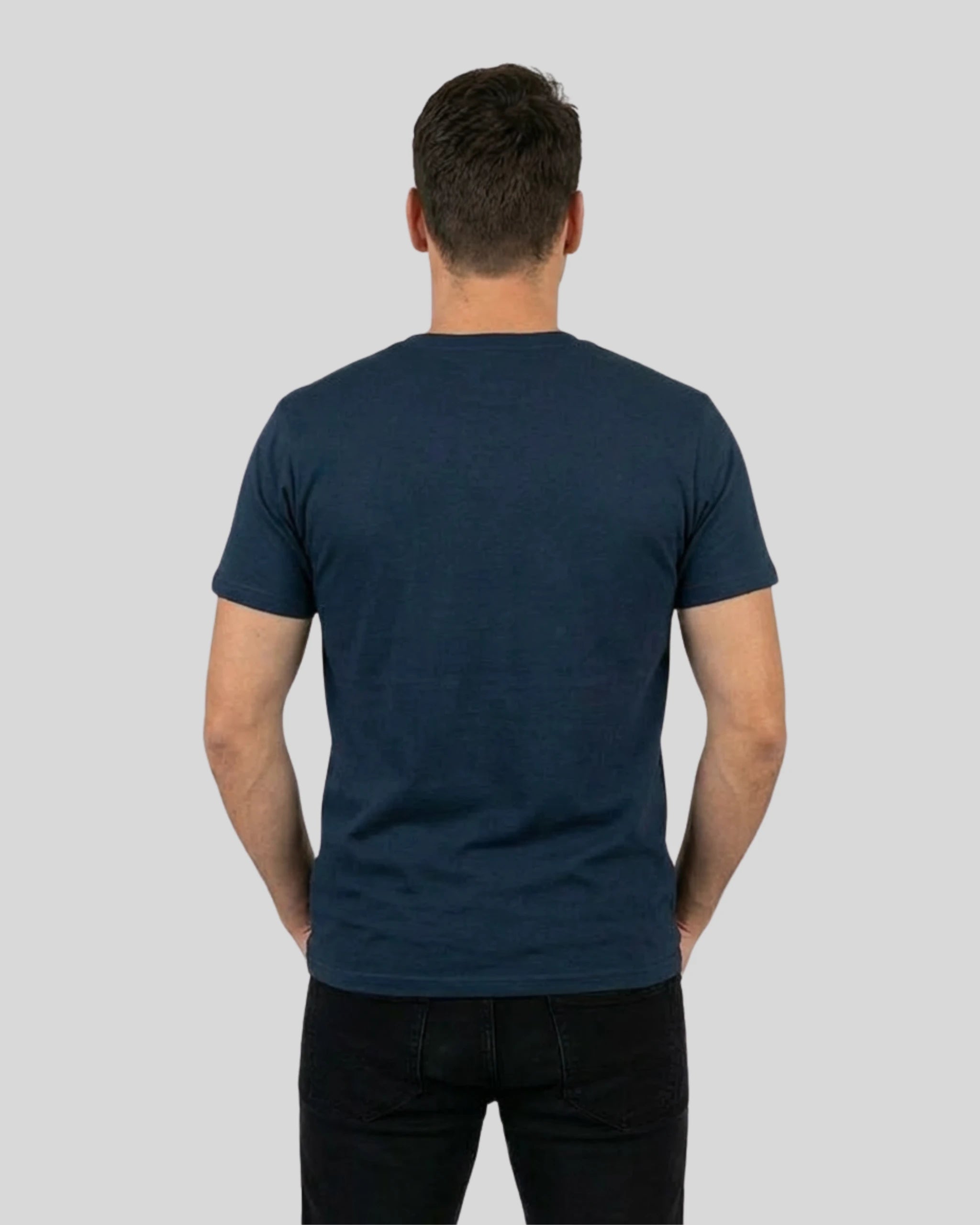 Rückansicht des Lamerica T-Shirts in French Navy für Herren. Ein cooler Streetwear-Look, der den lässigen und ironischen Stil unterstreicht.