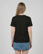 Rückansicht des Lamerica T-Shirts in Schwarz für Damen. Ein humorvolles T-Shirt, das das einzigartige Design auf dem Rücken zeigt.