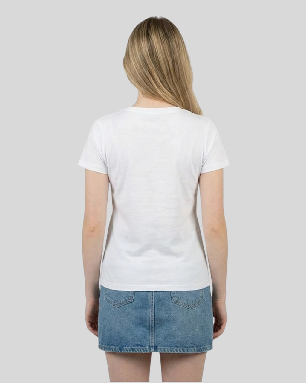 Rückansicht des Lamerica T-Shirts in Weiß für Damen. Ein modernes Streetwear-Look T-Shirt, das das einzigartigen Rücken zeigt.