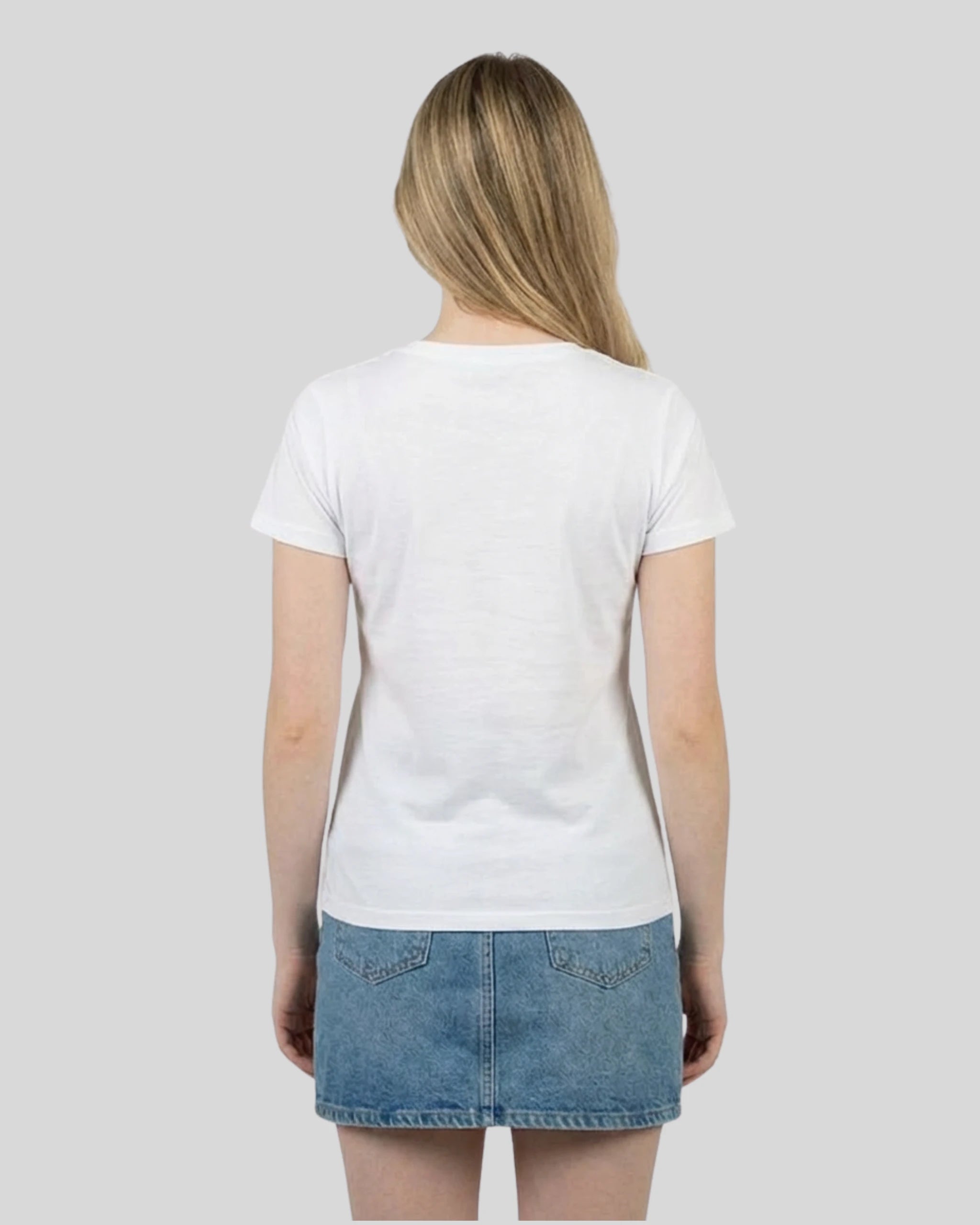 Rückansicht des Lamerica T-Shirts in Weiß für Damen. Ein modernes Streetwear-Look T-Shirt, das das einzigartigen Rücken zeigt.