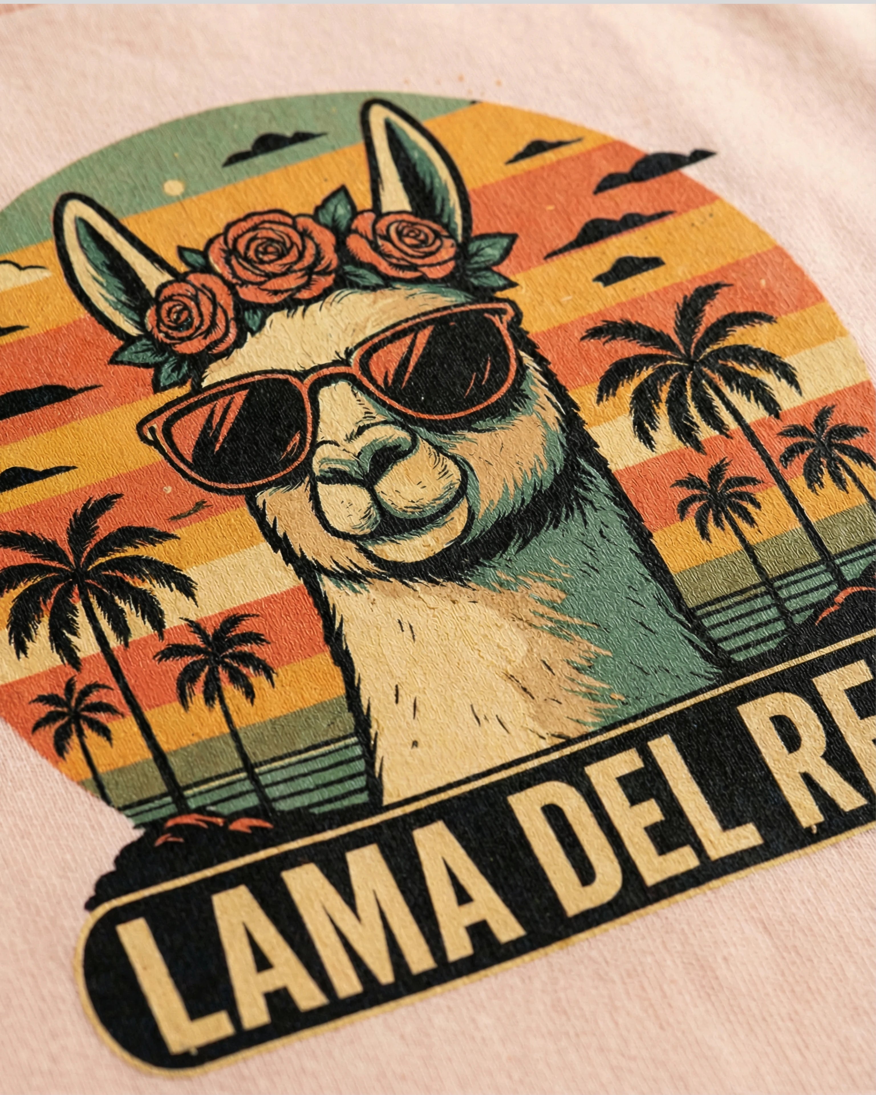 Lama Del Rey T-Shirt in Fraiche Peche Detailansicht Druck. Detailaufnahme des poetischen Lama-Motivs.