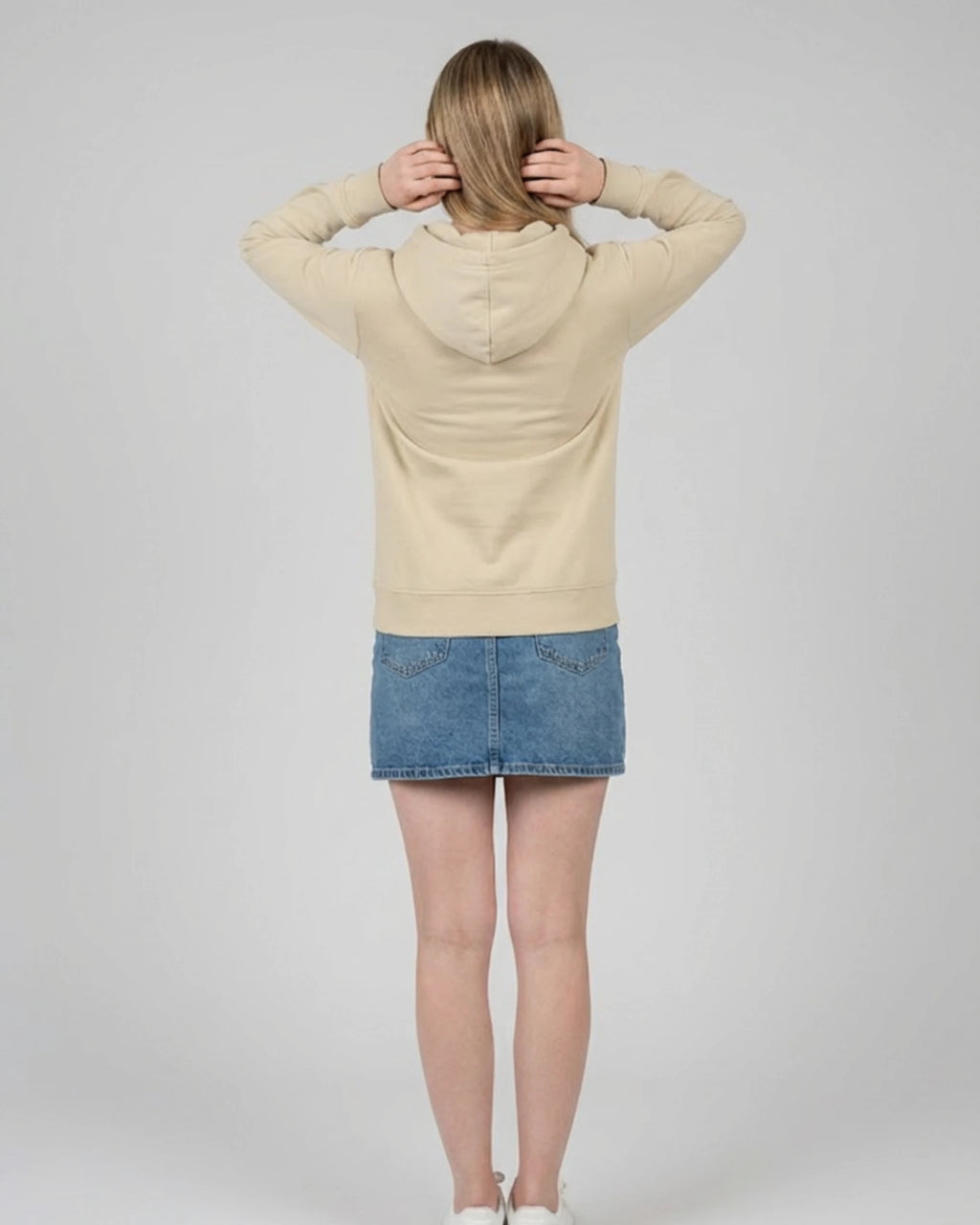 Lama Del Rey Hoodie in Beige Desert Dust für Damen Rückenansicht - Fair Fashion Hoodie
