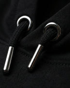Lama Del Rey Hoodie in klassischem Schwarz - Detailaufnahme vom Stoff - Festival Outfit