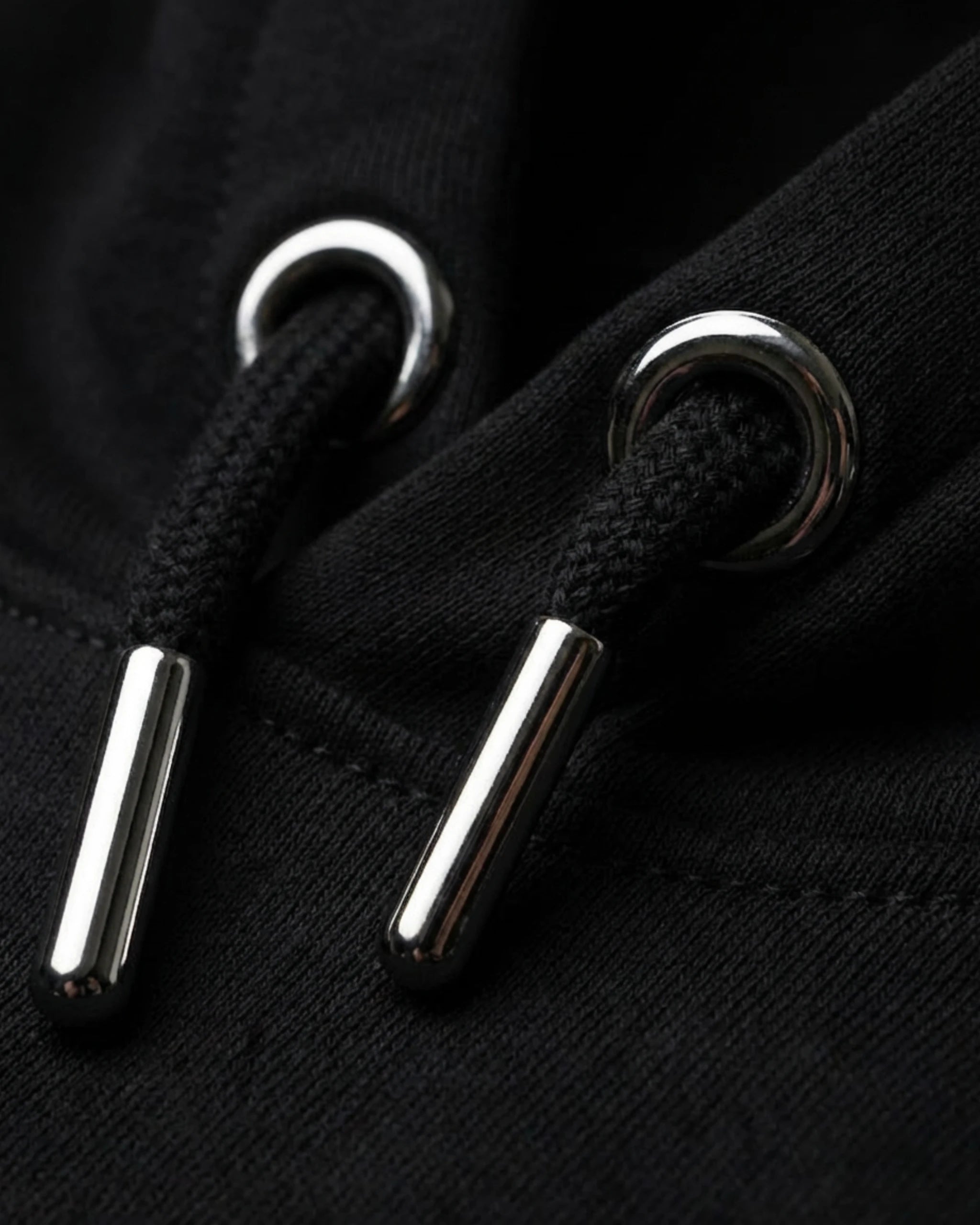 Lama Del Rey Hoodie in klassischem Schwarz - Detailaufnahme vom Stoff - Festival Outfit