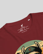 Detailaufnahme des rebellischen 'Lama Libre' Aufdrucks auf dem Bio-Baumwoll T-Shirt in Burgundy.