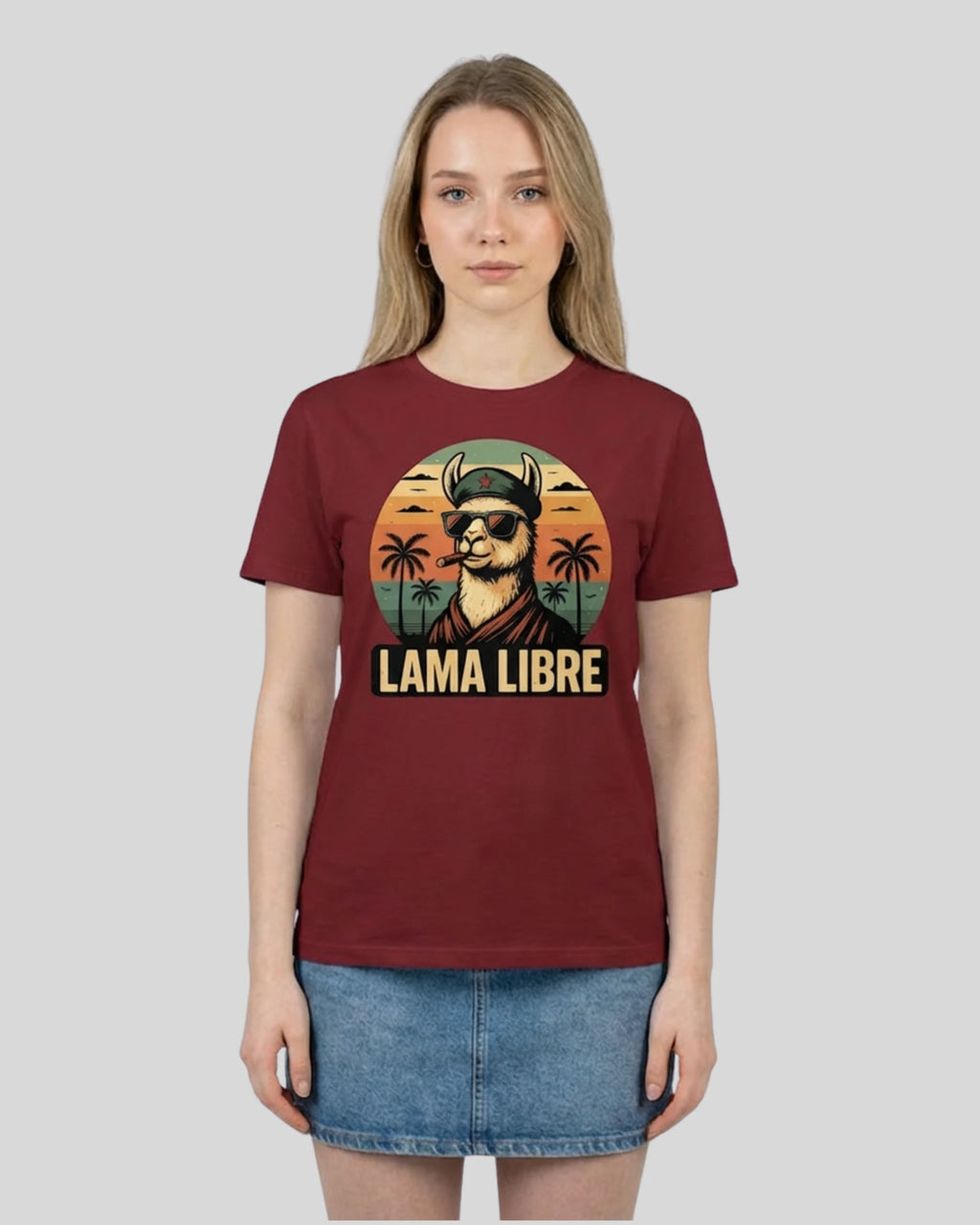 Lässiges 'Lama Libre' Statement-Shirt für Damen in Burgundy. Ein urbanes T-Shirt für einen rebellischen Look, Frontansicht.