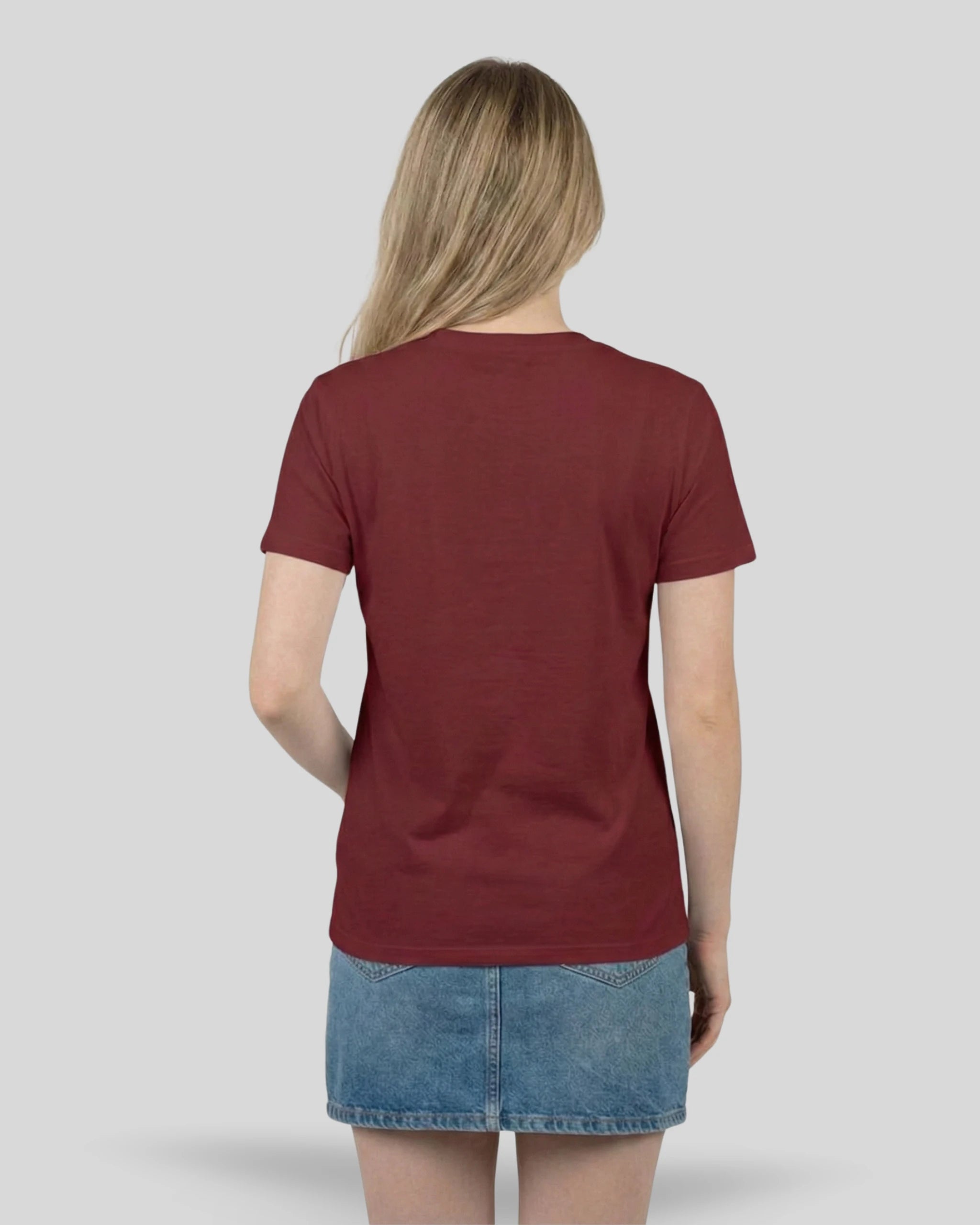 Rückenansicht des 'Lama Libre' T-Shirts für Damen in Burgundy, perfekt für ein individuelles Streetwear-Outfit.