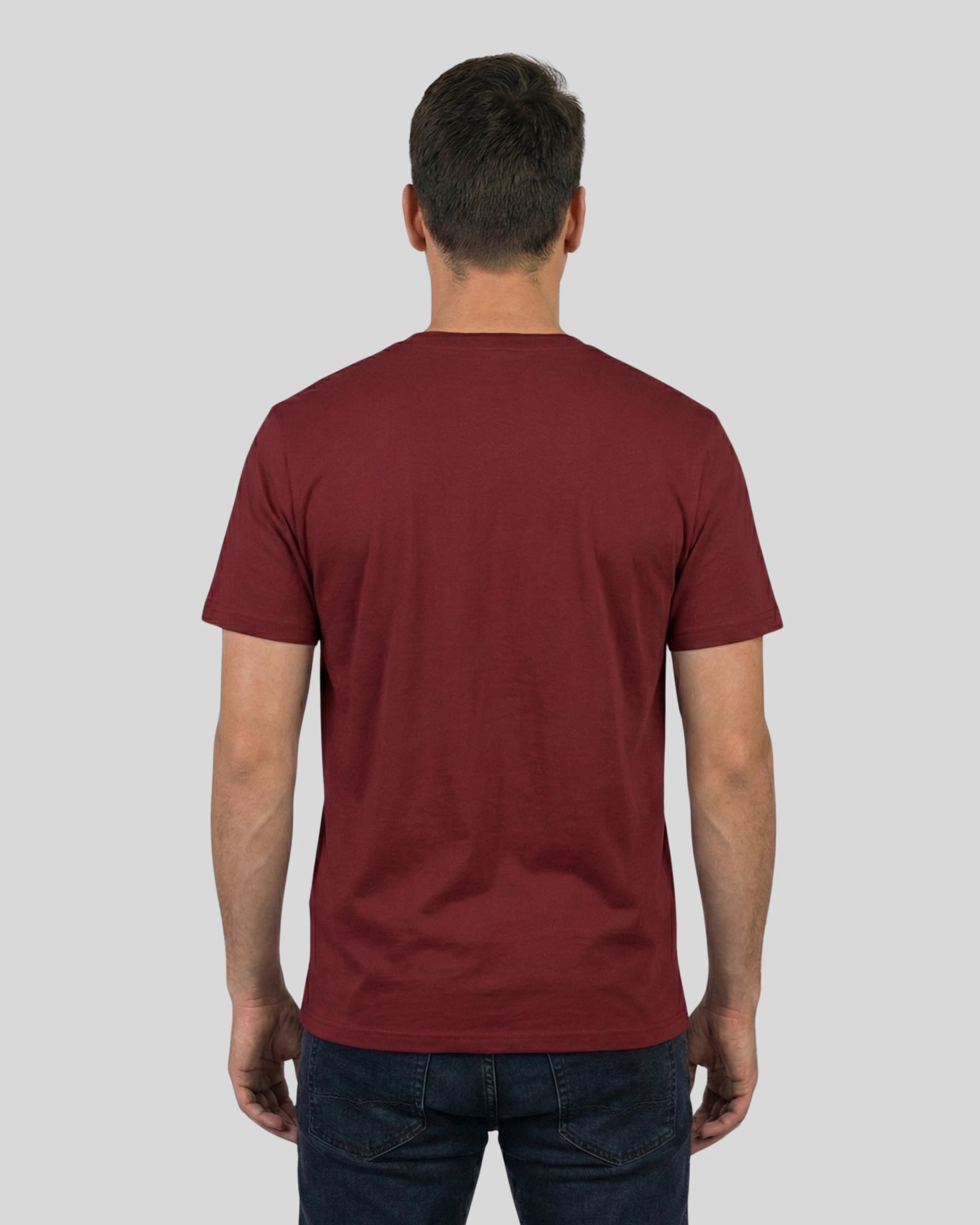 Rückenansicht des 'Lama Libre' Statement-Shirts für Herren in Burgundy, aus weicher Bio-Baumwolle.