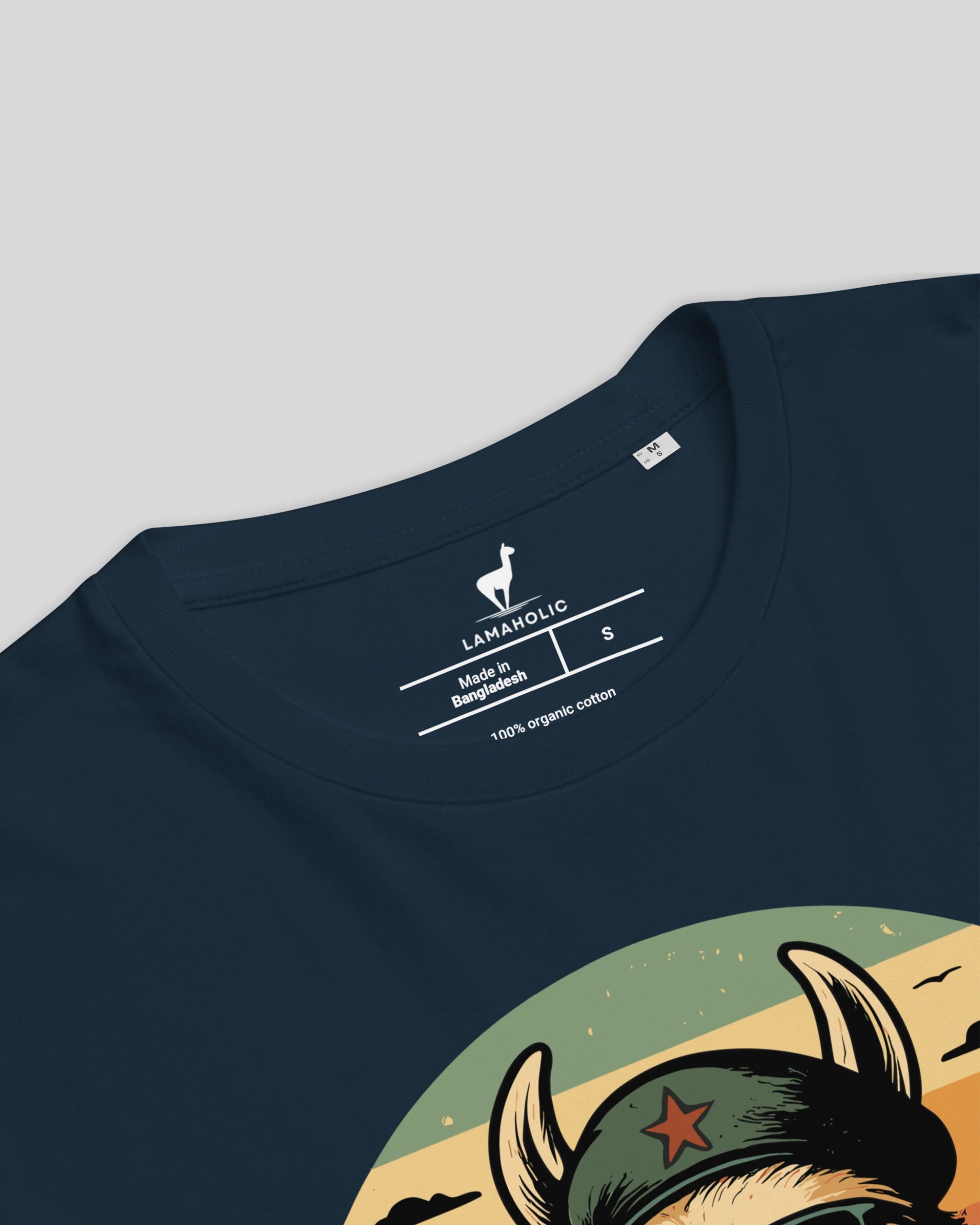 Detailansicht des 'Lama Libre' Statements auf dem T-Shirt in French-Navy. Eine einzigartige Geschenkidee.