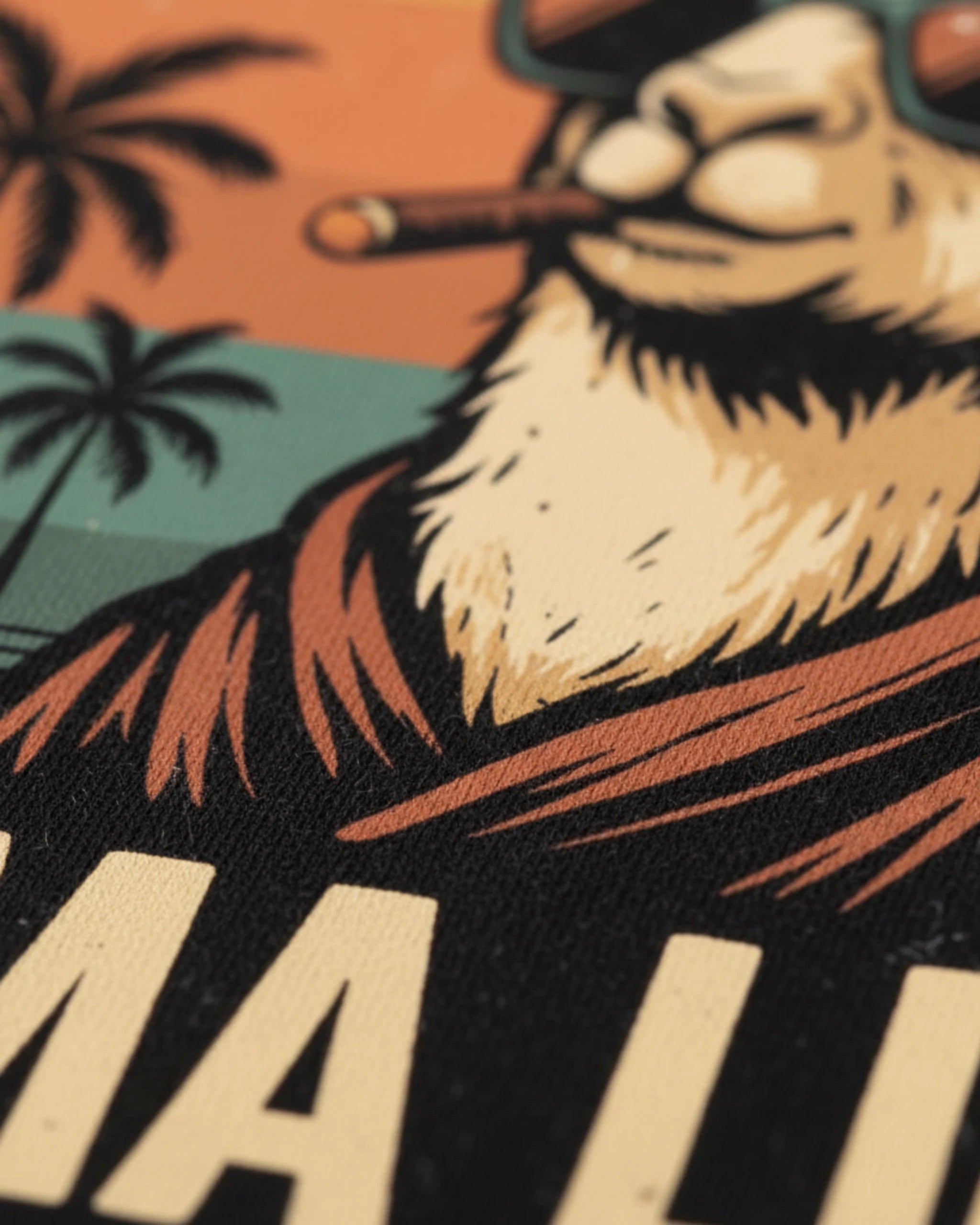 Detailansicht des 'Lama Libre' Statements auf dem T-Shirt in French-Navy. Eine einzigartige Geschenkidee.