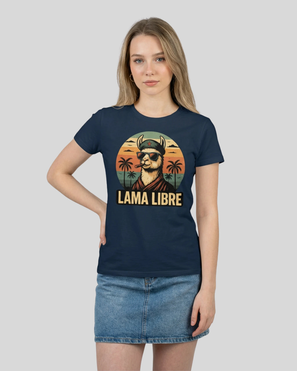 'Lama Libre' Statement-Shirt für Damen in French-Navy. Ein lässiges T-Shirt für ein urbanes Outfit, Frontansicht.