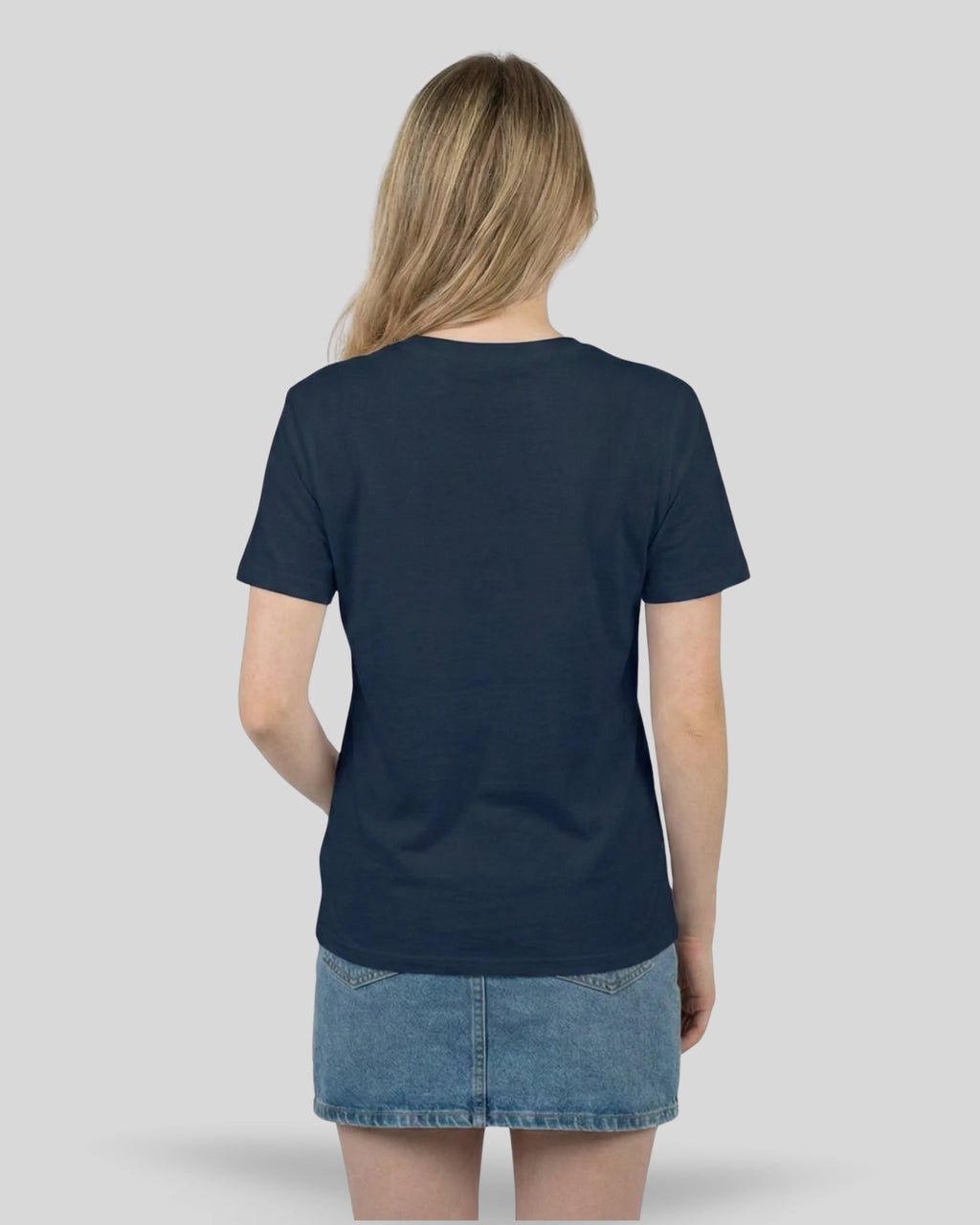 Rückenansicht des 'Lama Libre' T-Shirts für Damen in French-Navy, ideal für einen coolen Streetwear-Look.