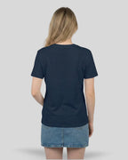 Rückenansicht des 'Lama Libre' T-Shirts für Damen in French-Navy, ideal für einen coolen Streetwear-Look.