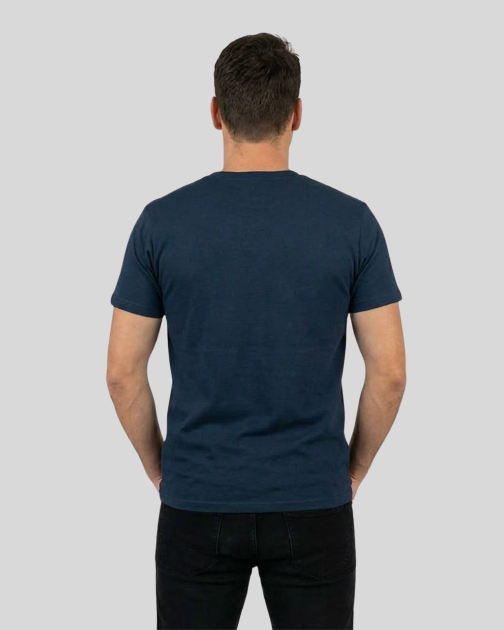 Rückenansicht des 'Lama Libre' T-Shirts für Herren in French-Navy, gefertigt aus 100% Bio-Baumwolle.