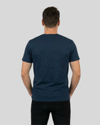 Rückenansicht des 'Lama Libre' T-Shirts für Herren in French-Navy, gefertigt aus 100% Bio-Baumwolle.