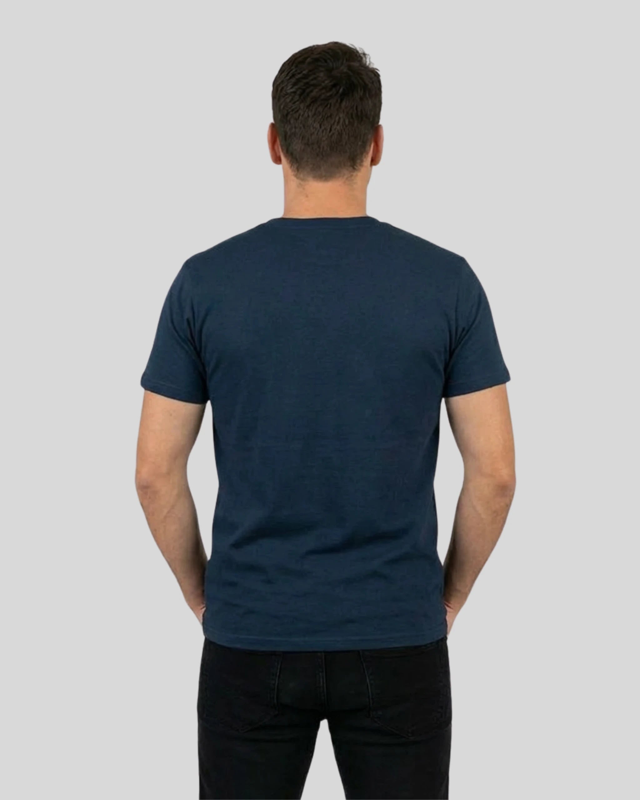 Rückenansicht des 'Lama Libre' T-Shirts für Herren in French-Navy, gefertigt aus 100% Bio-Baumwolle.