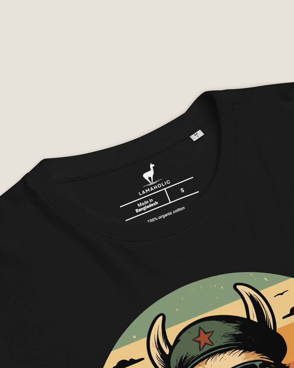 Nahaufnahme des weißen 'Lama Libre' Drucks auf dem schwarzen T-Shirt. Eine perfekte Geschenkidee.