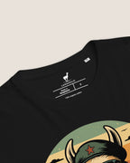 Nahaufnahme des weißen 'Lama Libre' Drucks auf dem schwarzen T-Shirt. Eine perfekte Geschenkidee.