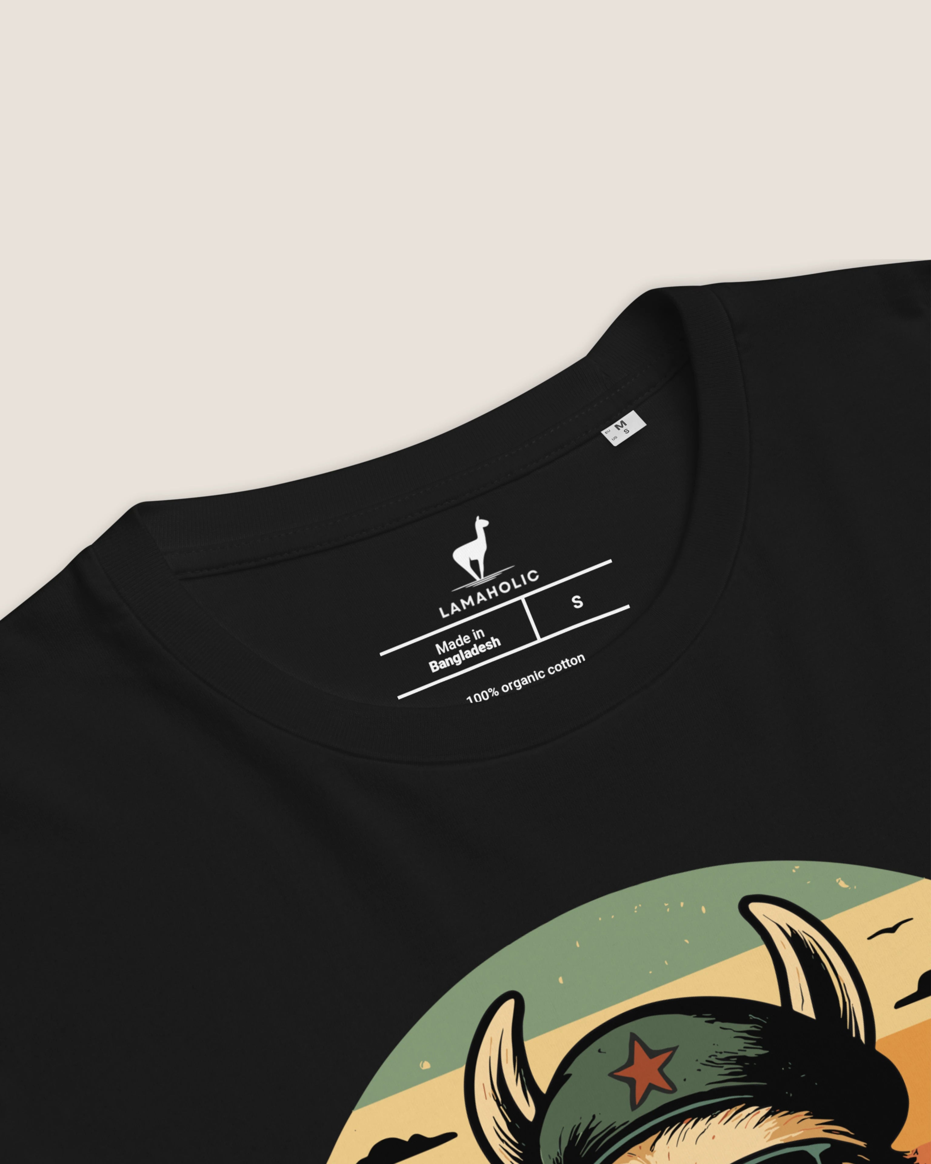 Nahaufnahme des weißen 'Lama Libre' Drucks auf dem schwarzen T-Shirt. Eine perfekte Geschenkidee.
