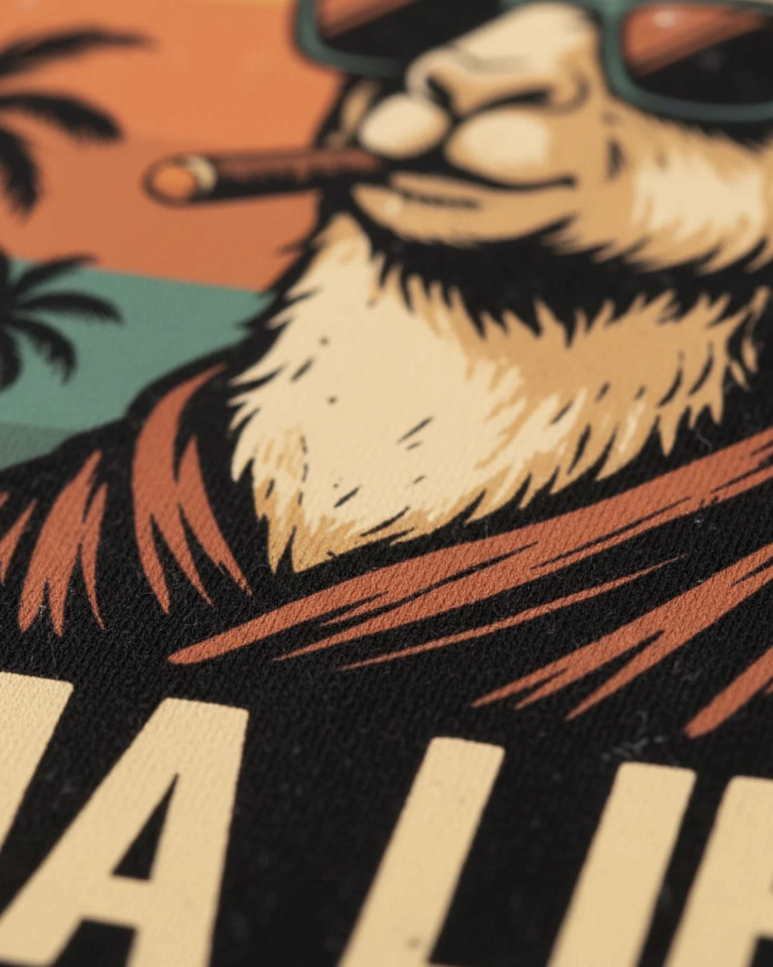 Nahaufnahme des weißen 'Lama Libre' Drucks auf dem schwarzen T-Shirt. Eine perfekte Geschenkidee.