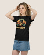 Urbanes 'Lama Libre' Statement-Shirt für Damen in Schwarz. Ein cooles T-Shirt für ein lässiges Outfit, Frontansicht.