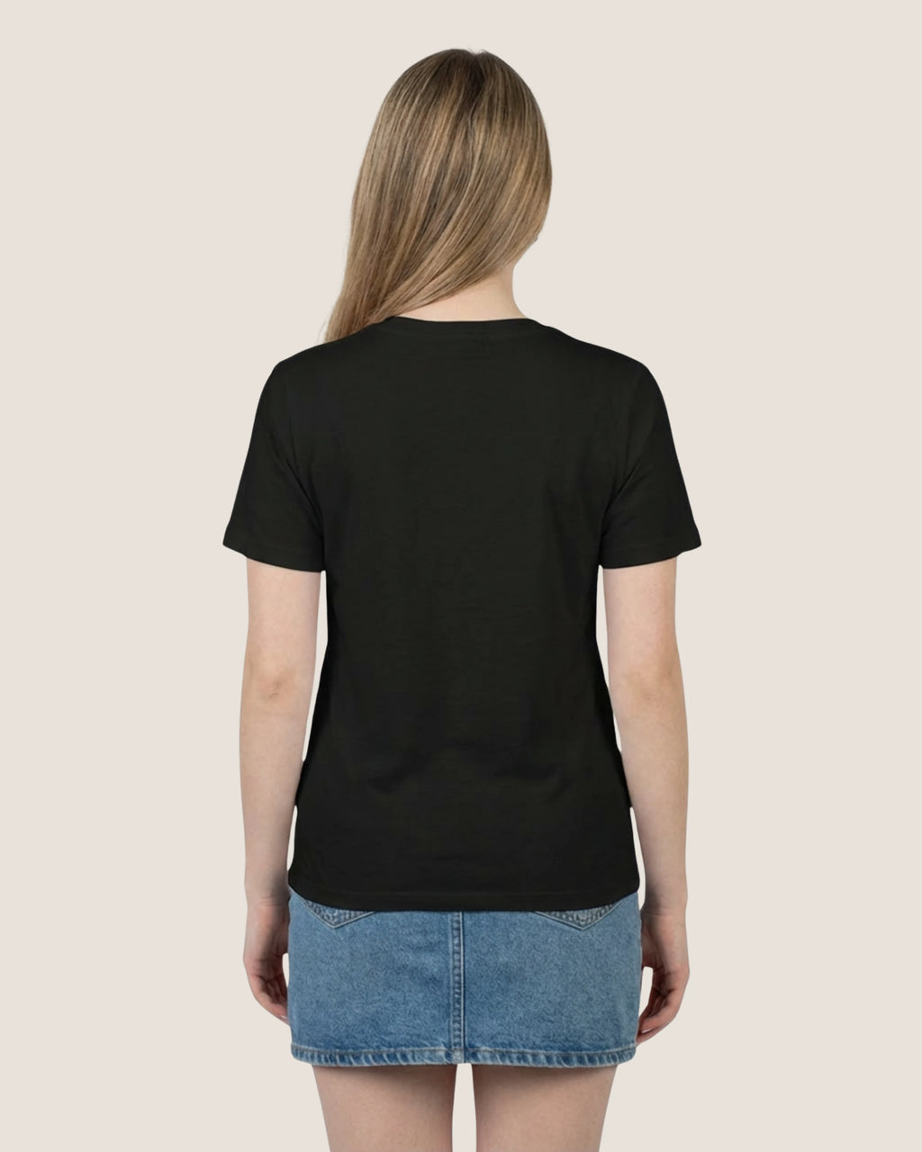 Rückenansicht des schwarzen 'Lama Libre' T-Shirts für Damen, das Freiheit und Streetwear-Stil symbolisiert.