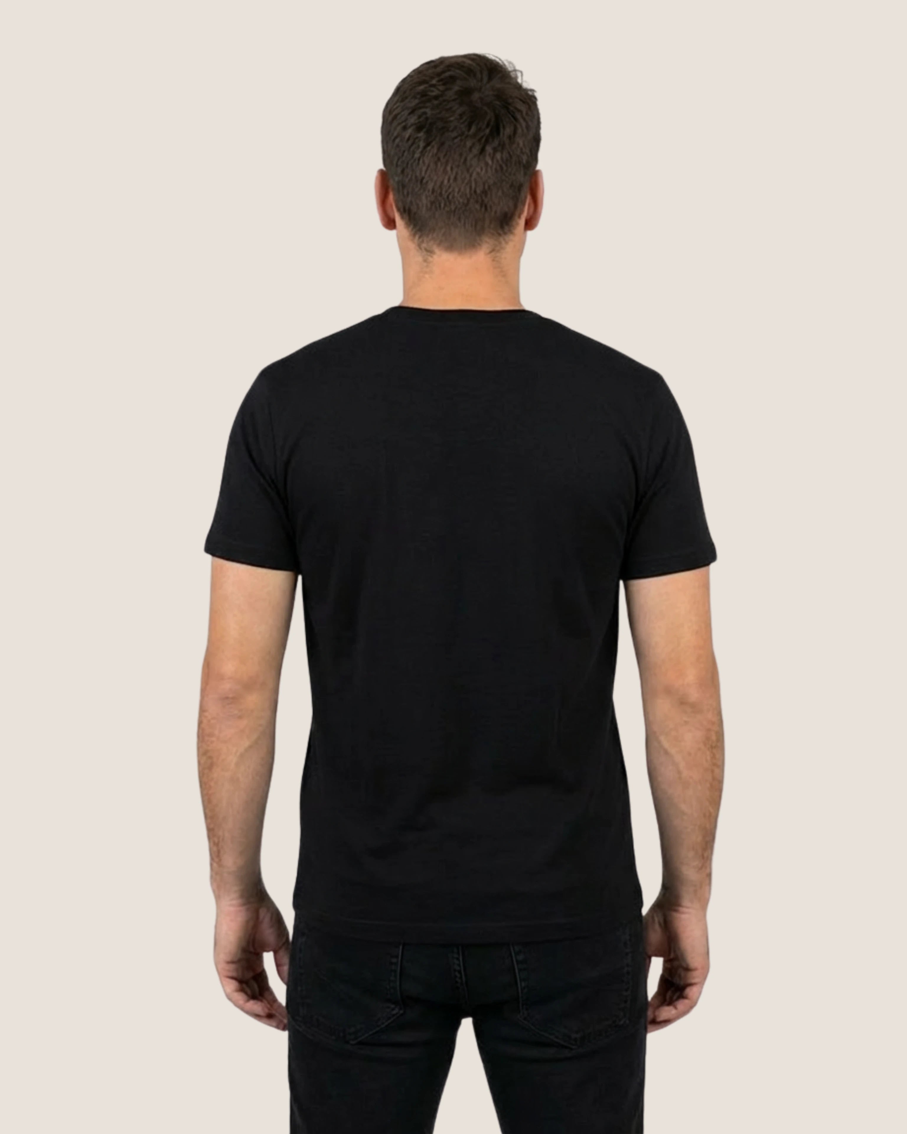 Rückenansicht des schwarzen 'Lama Libre' T-Shirts für Herren mit Statement-Charakter aus Bio-Baumwolle.