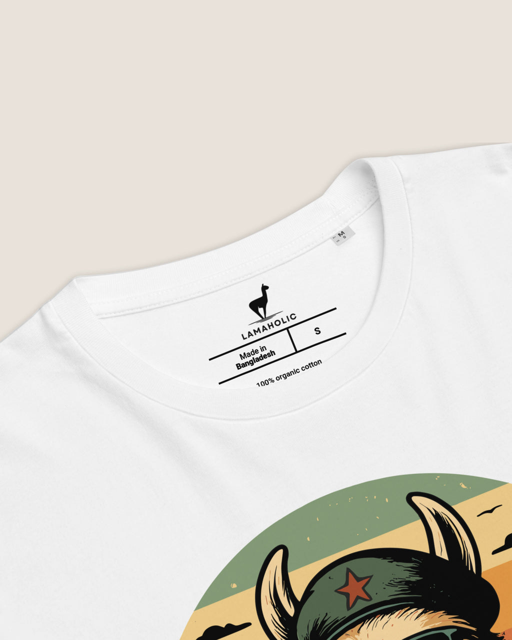 Detailbild des schwarzen 'Lama Libre' Drucks auf dem weißen Statement-Shirt. Eine tolle Geschenkidee.