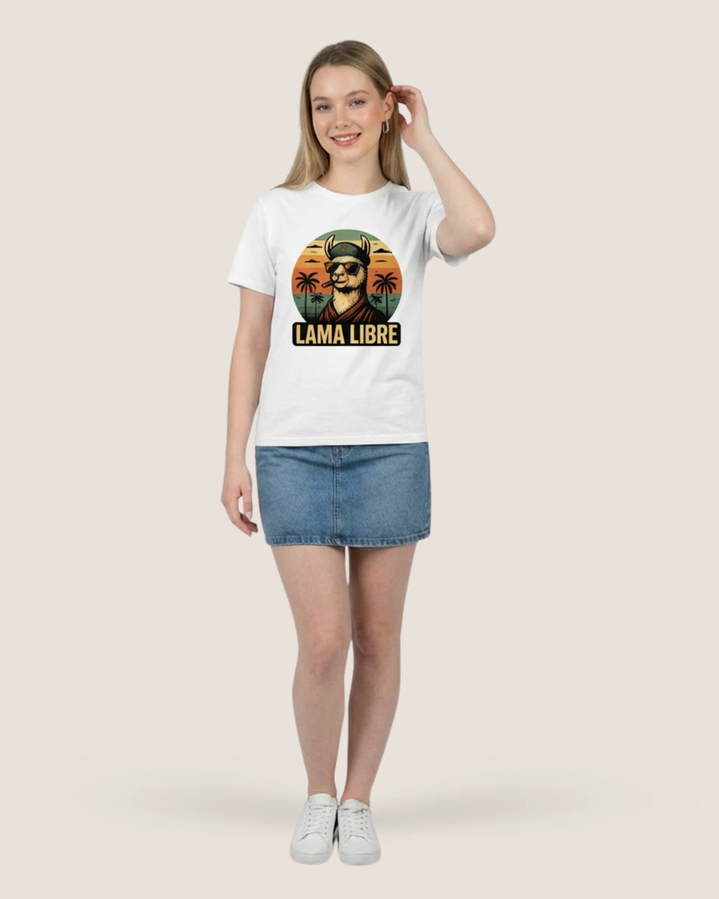 Weißes 'Lama Libre' T-Shirt für Damen mit rebellischem Aufdruck. Ein lässiges Shirt für ein cooles Streetwear-Outfit.