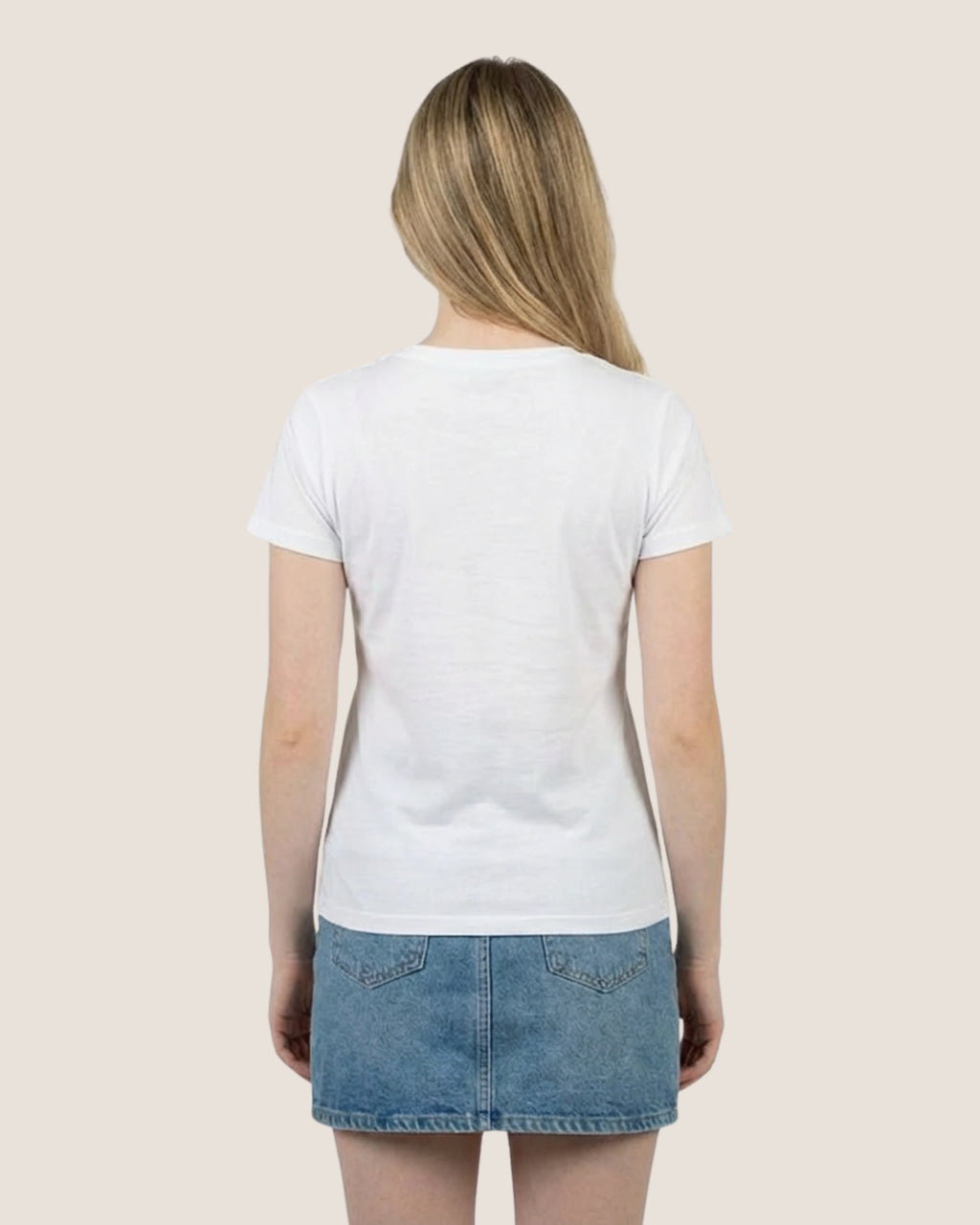 Rückenansicht des weißen 'Lama Libre' T-Shirts für Damen, ideal für Freigeister und urbane Looks.