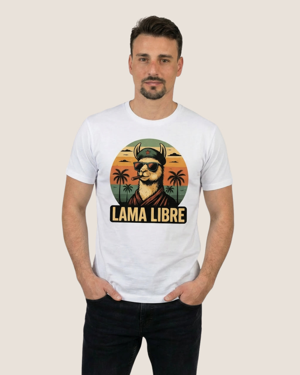 Weißes 'Lama Libre' T-Shirt für Herren, das für Unabhängigkeit steht. Ein Statement-Shirt aus Bio-Baumwolle.
