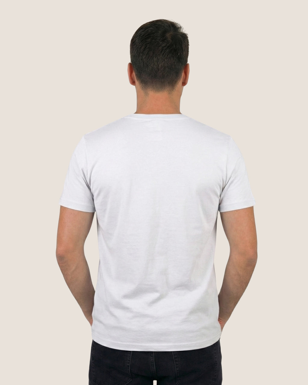 Rückansicht des weißen 'Lama Libre' T-Shirts für Herren für einen starken Auftritt und lässigen Stil.