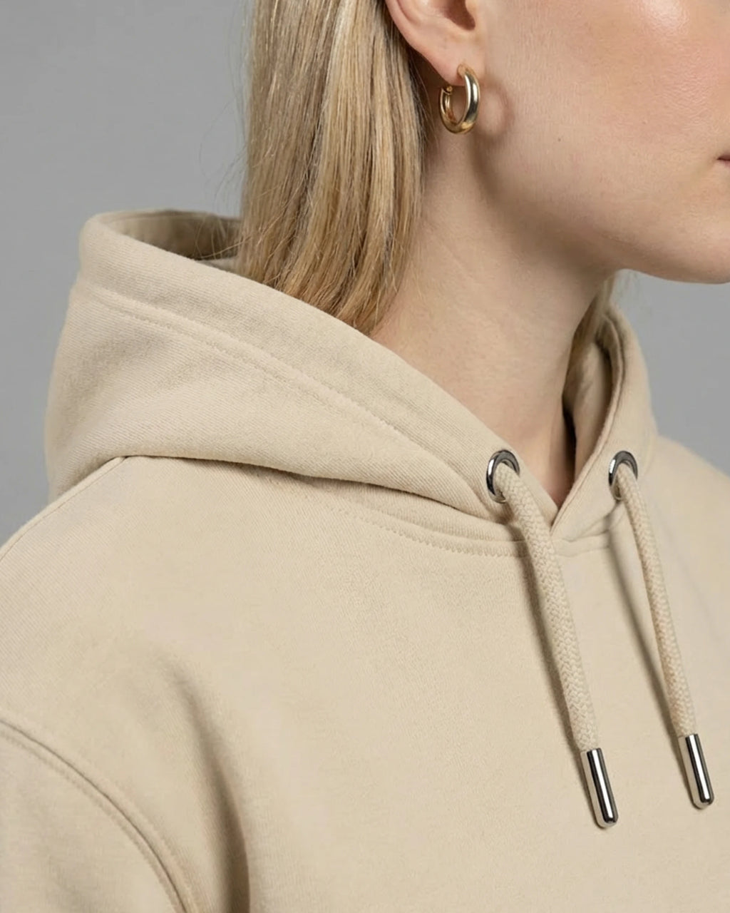 Nahaufnahme der gefütterten Kapuze und der Stoffstruktur des "No Problama" Hoodies in Desert Dust.