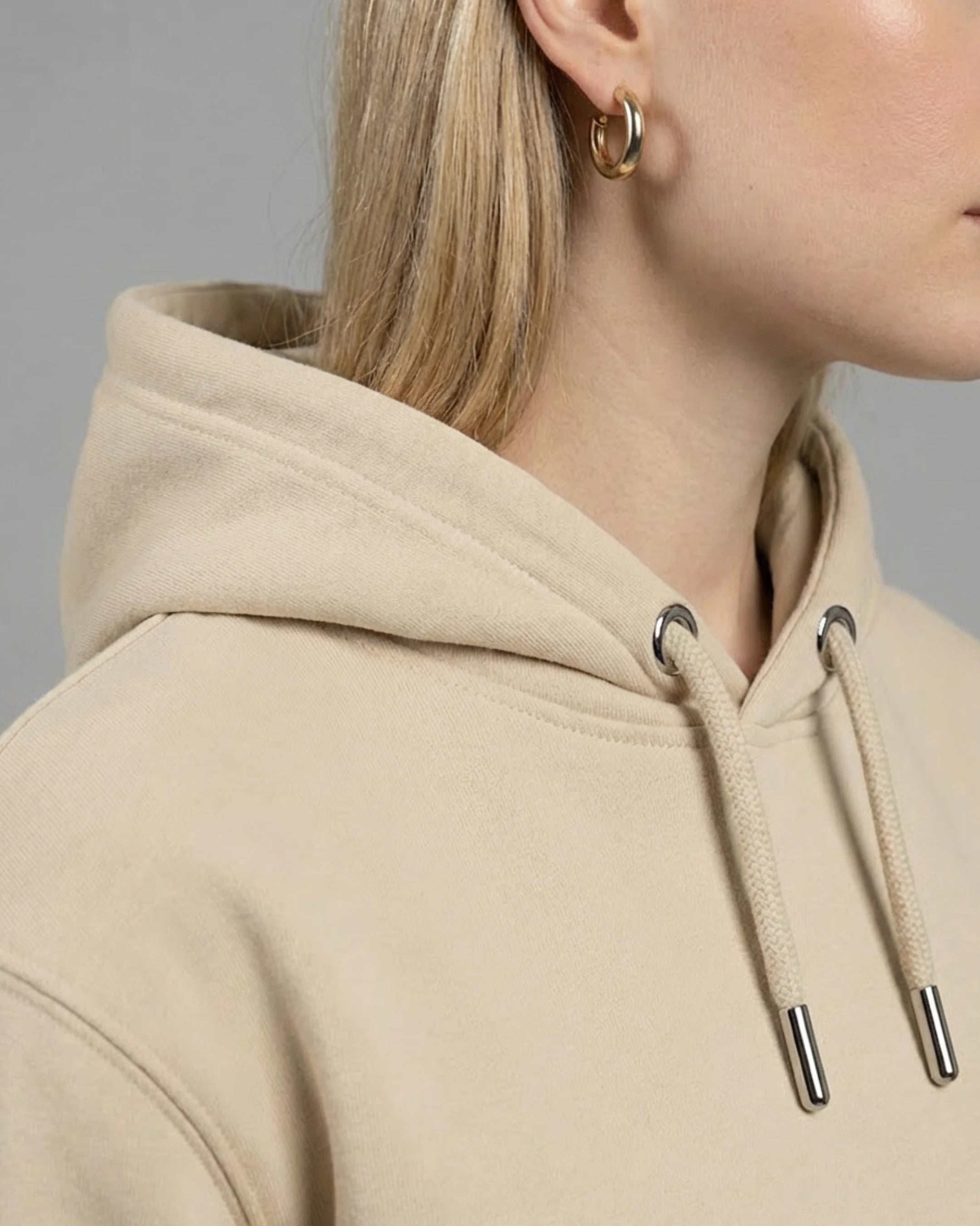 Nahaufnahme der gefütterten Kapuze und der Stoffstruktur des "No Problama" Hoodies in Desert Dust.