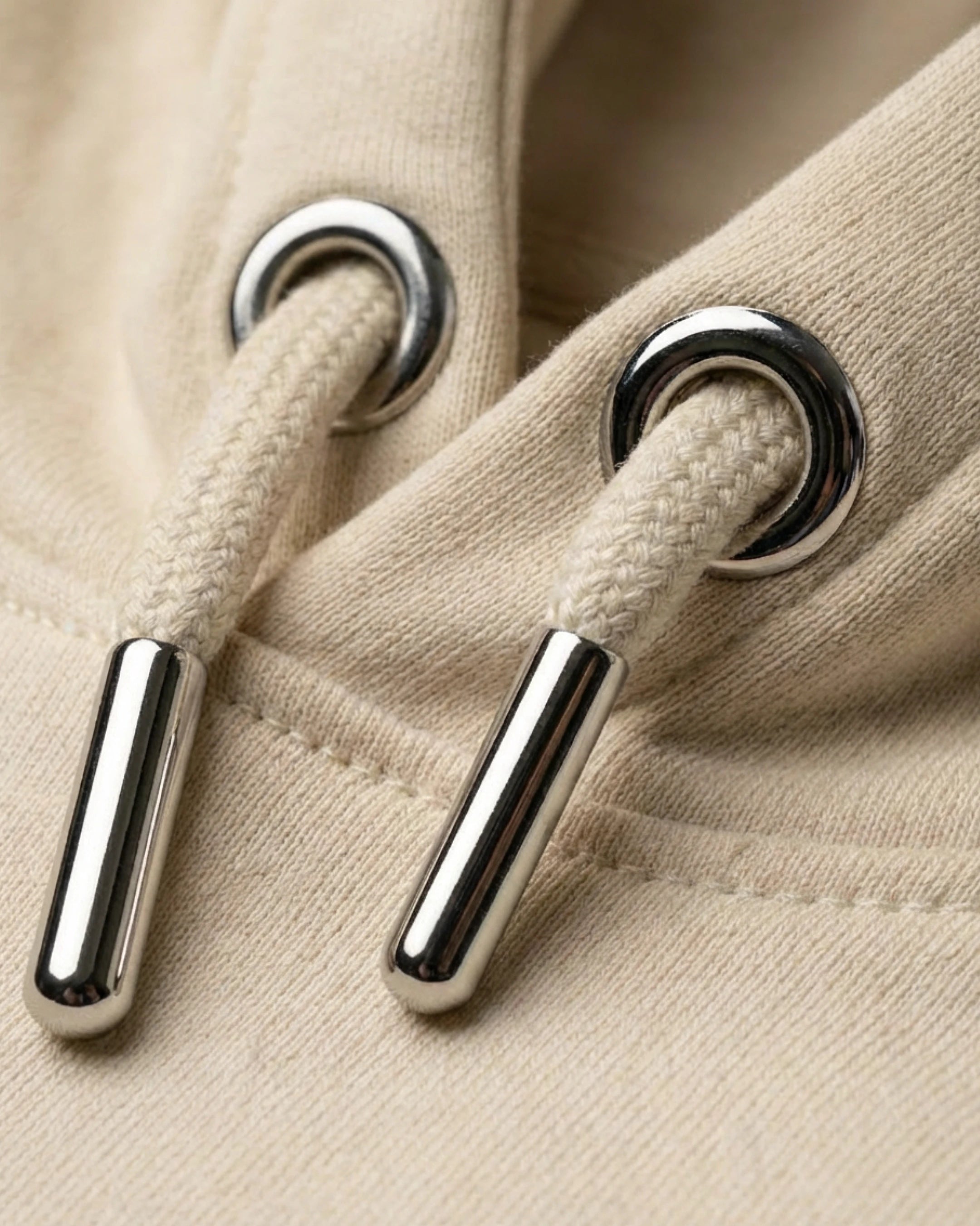 Detailaufnahme der hochwertigen Kordeln mit Metallenden am "No Problama" Hoodie in Desert Dust.