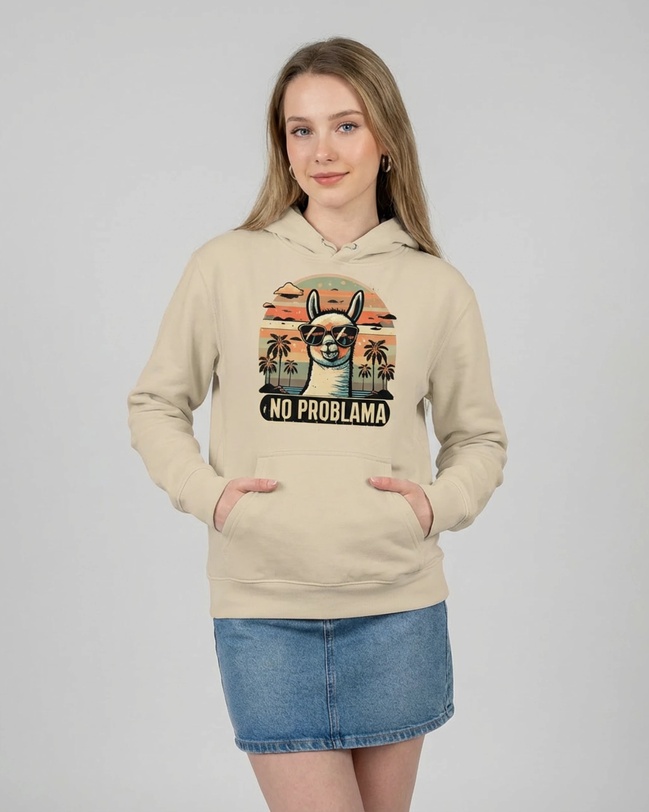 Lässiger Kapuzenpullover für Damen: Der "No Problama" Hoodie in Desert Dust, Frontansicht am Model.