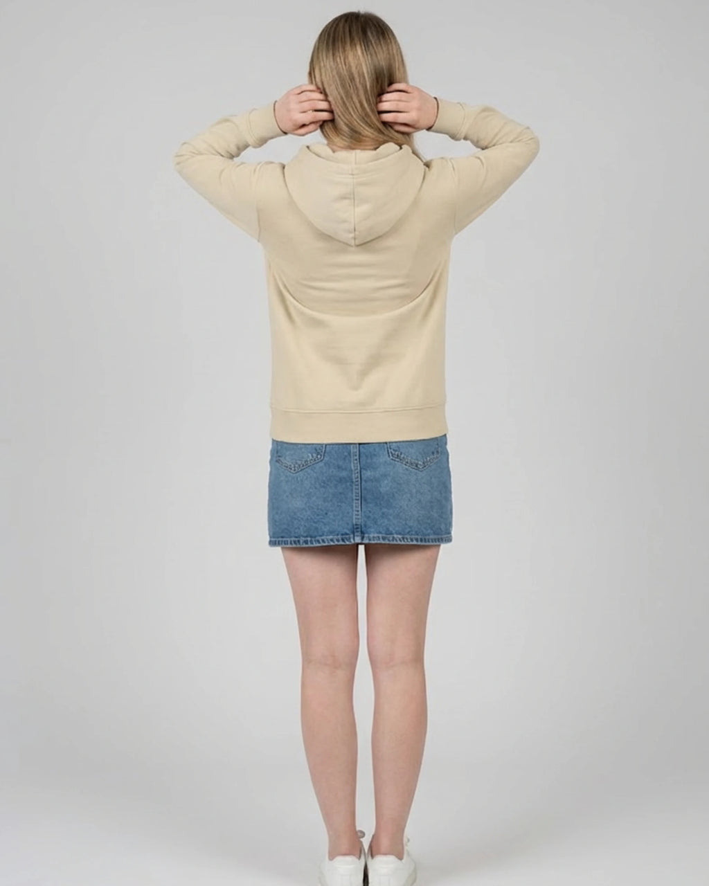 Rückansicht des "No Problama" Hoodies für Damen in Desert Dust, zeigt den cleanen Rücken und die Passform.