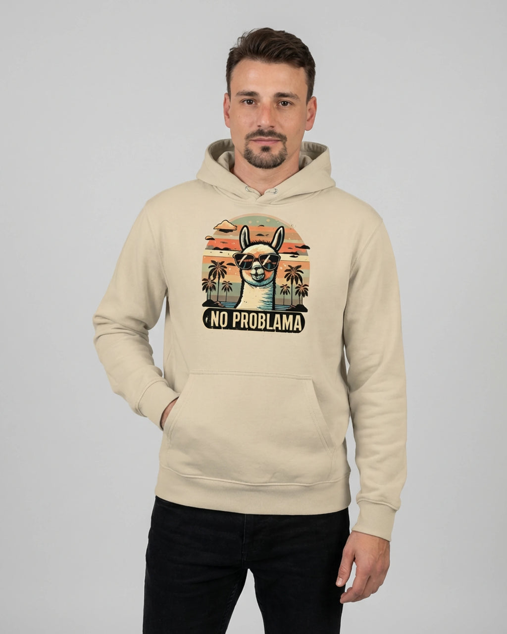 Cooler Hoodie mit Spruch für Herren: Der "No Problama" Kapuzenpullover in Desert Dust, Frontansicht am Model.