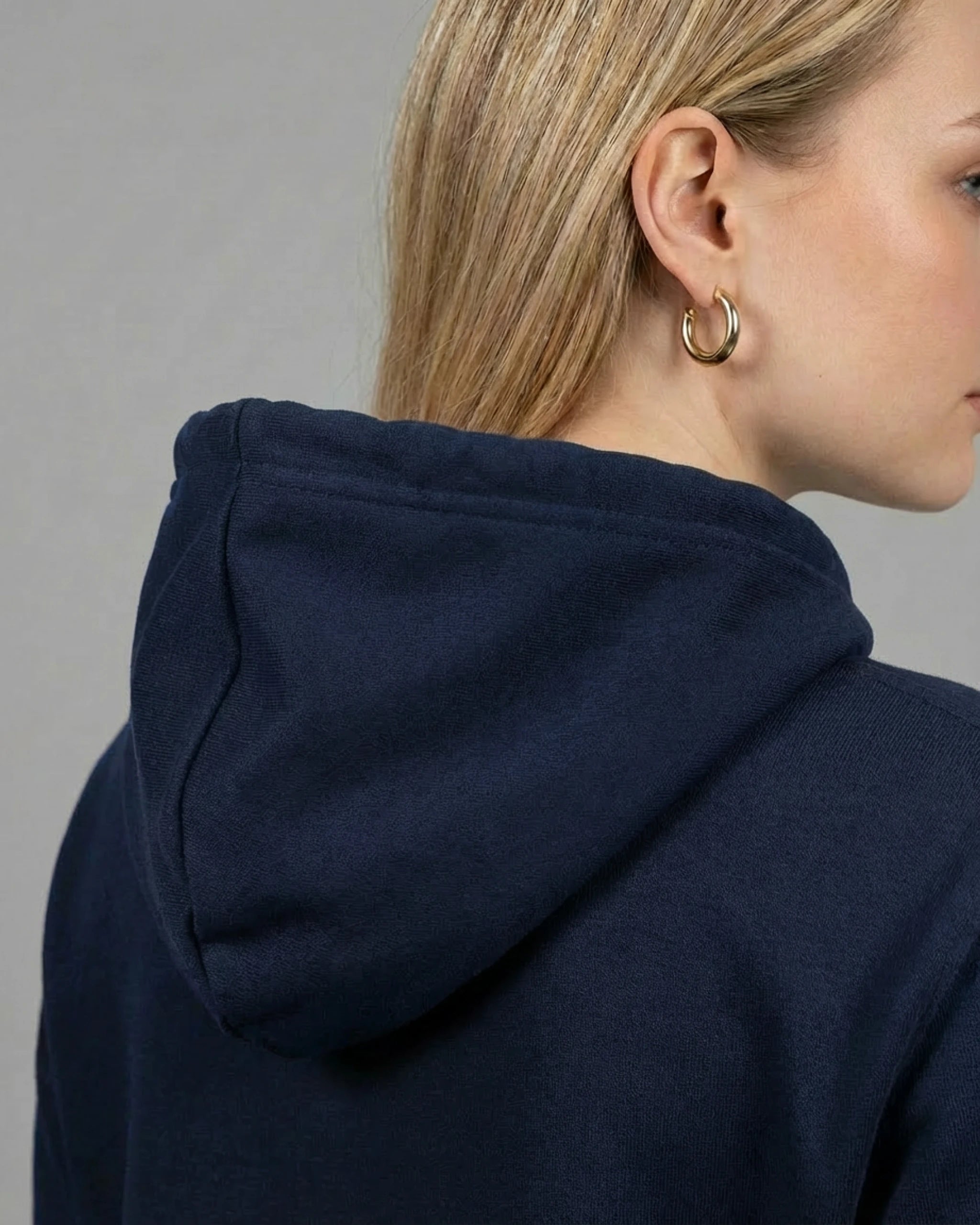 Nahaufnahme der gefütterten Kapuze und der Stoffstruktur des "No Problama" Hoodies in French Navy.